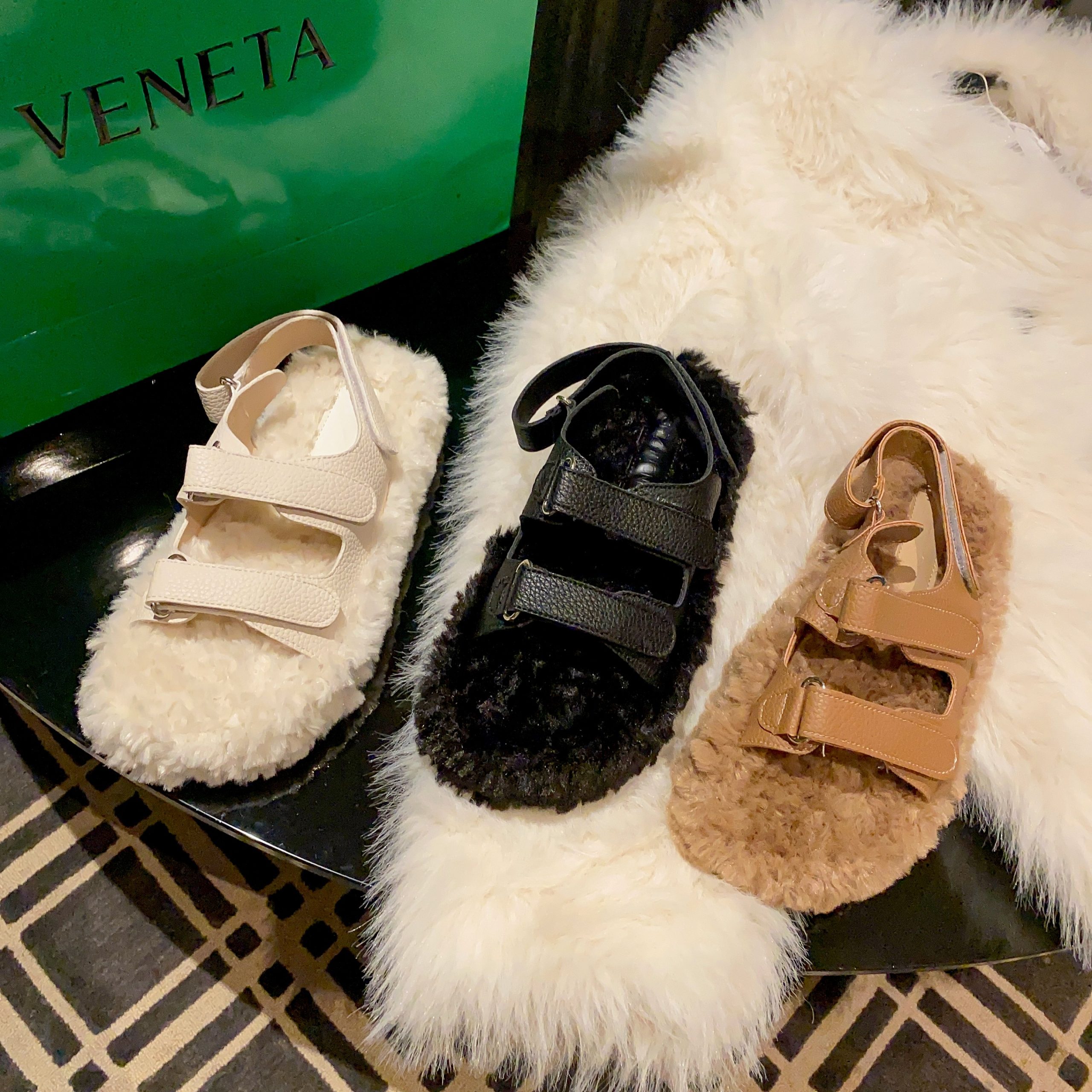 SIZHUONI Women's Plush Thick Sole Slippers 2024 New Winter Indoor Outdoor Furry Sandals
