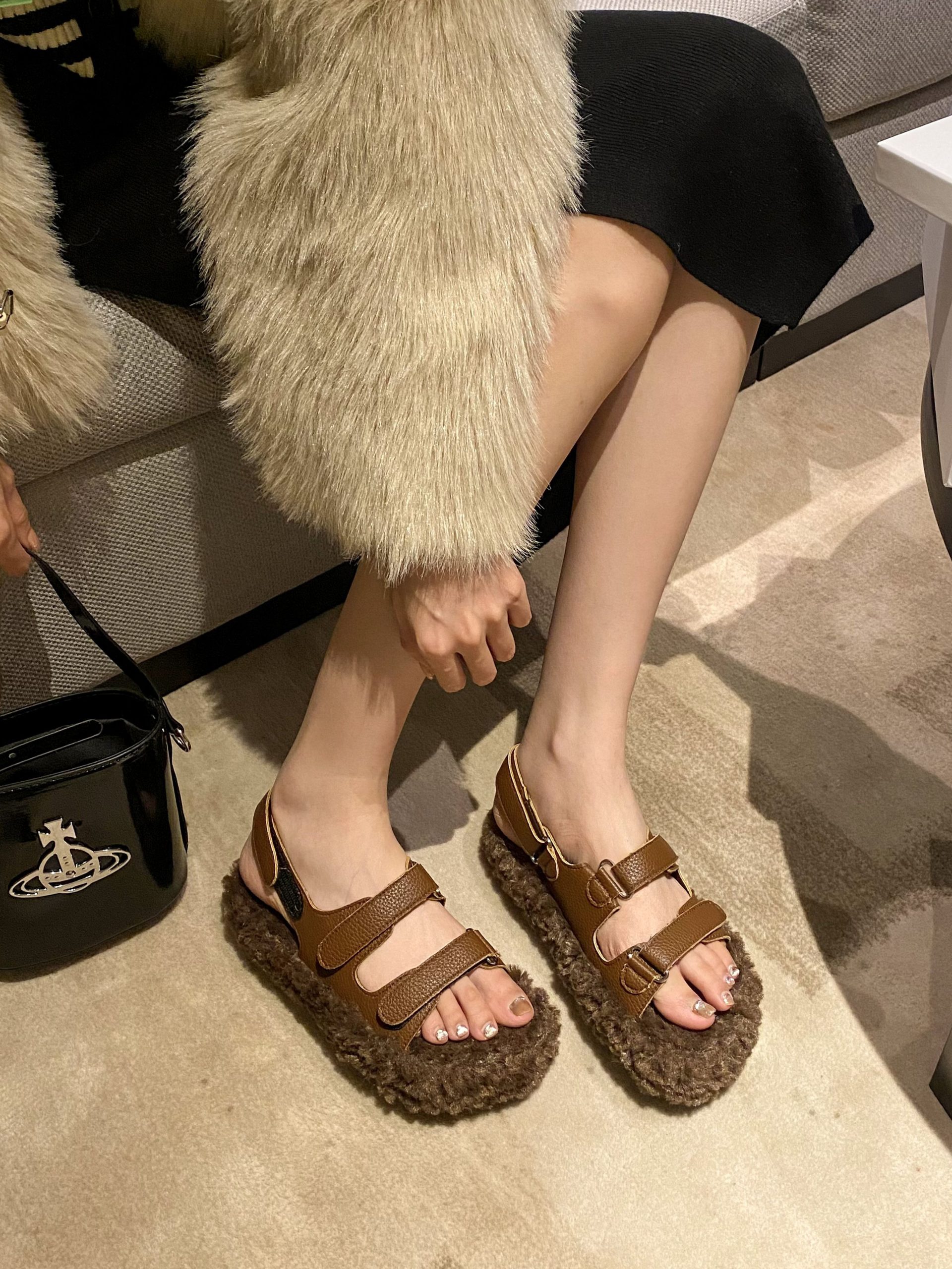 SIZHUONI Women's Plush Thick Sole Slippers 2024 New Winter Indoor Outdoor Furry Sandals - Image 2