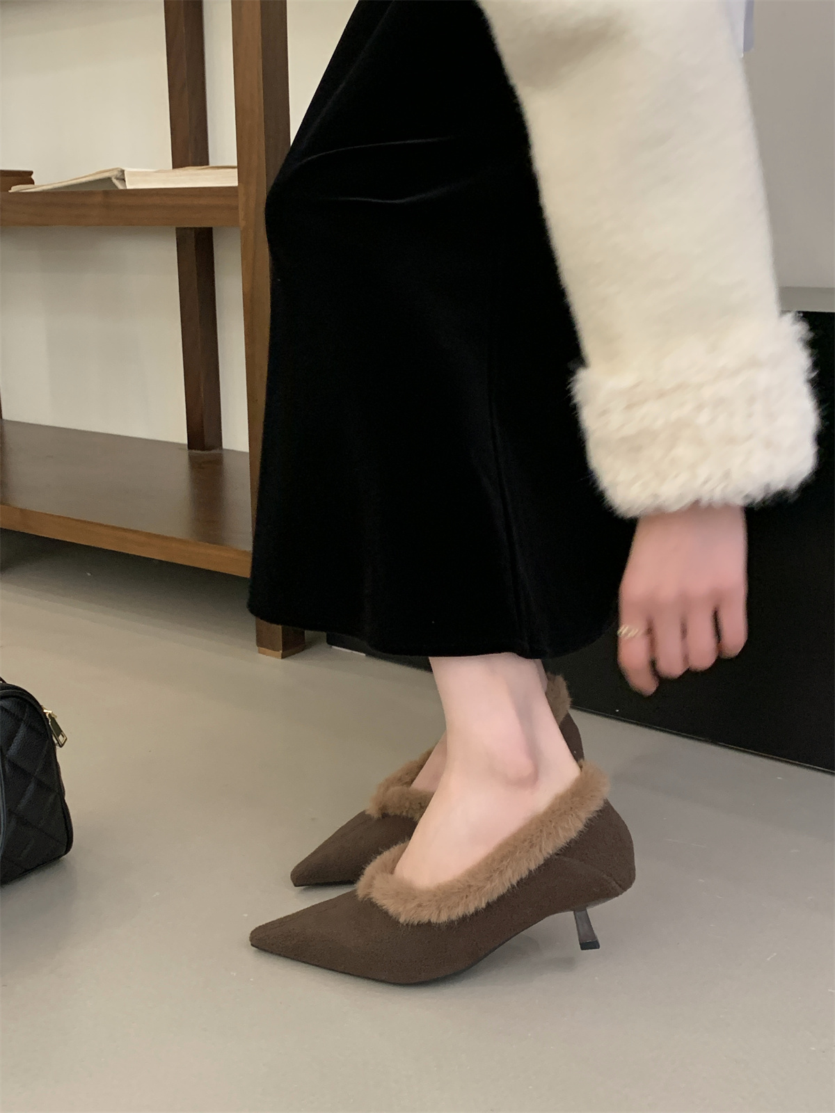 Women's Winter Fleece Lined Pointed Toe Low Heel Slippers with Faux Fur Trim - Image 2